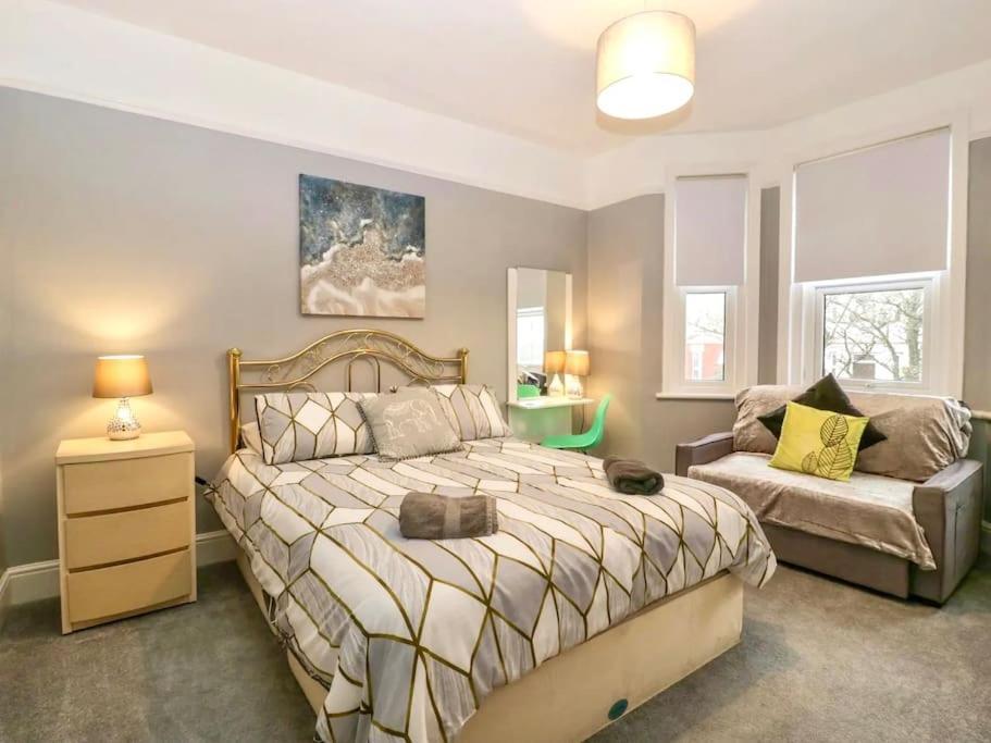 Homely 4 Bedroom Large House Inc Free Parking - Great Location - Fast Wifi - Smart Tv - Sleeps Up To 7! Close To Bournemouth & Poole Town Centre & Sandbanks Eksteriør bilde