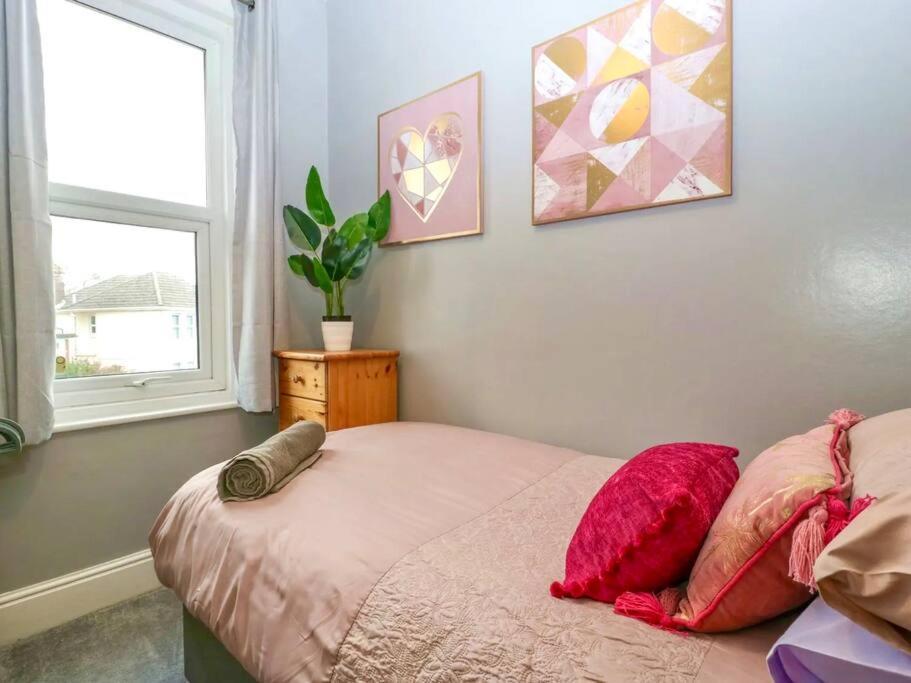 Homely 4 Bedroom Large House Inc Free Parking - Great Location - Fast Wifi - Smart Tv - Sleeps Up To 7! Close To Bournemouth & Poole Town Centre & Sandbanks Eksteriør bilde