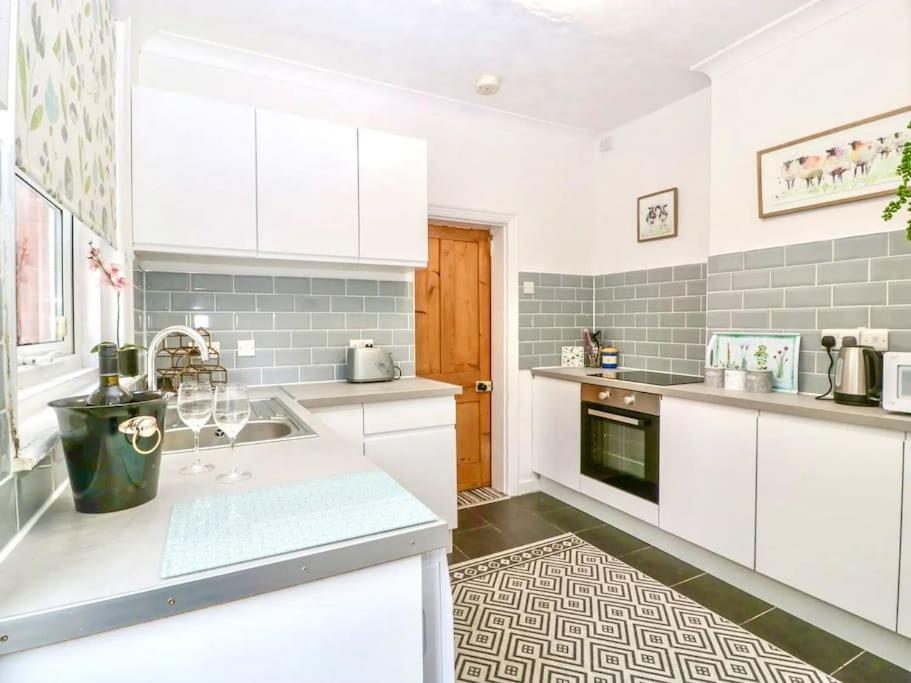 Homely 4 Bedroom Large House Inc Free Parking - Great Location - Fast Wifi - Smart Tv - Sleeps Up To 7! Close To Bournemouth & Poole Town Centre & Sandbanks Eksteriør bilde