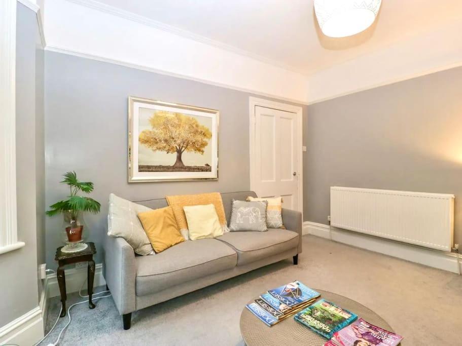 Homely 4 Bedroom Large House Inc Free Parking - Great Location - Fast Wifi - Smart Tv - Sleeps Up To 7! Close To Bournemouth & Poole Town Centre & Sandbanks Eksteriør bilde