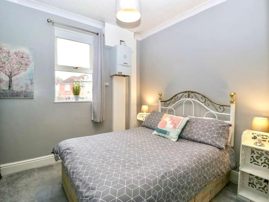 Homely 4 Bedroom Large House Inc Free Parking - Great Location - Fast Wifi - Smart Tv - Sleeps Up To 7! Close To Bournemouth & Poole Town Centre & Sandbanks Eksteriør bilde