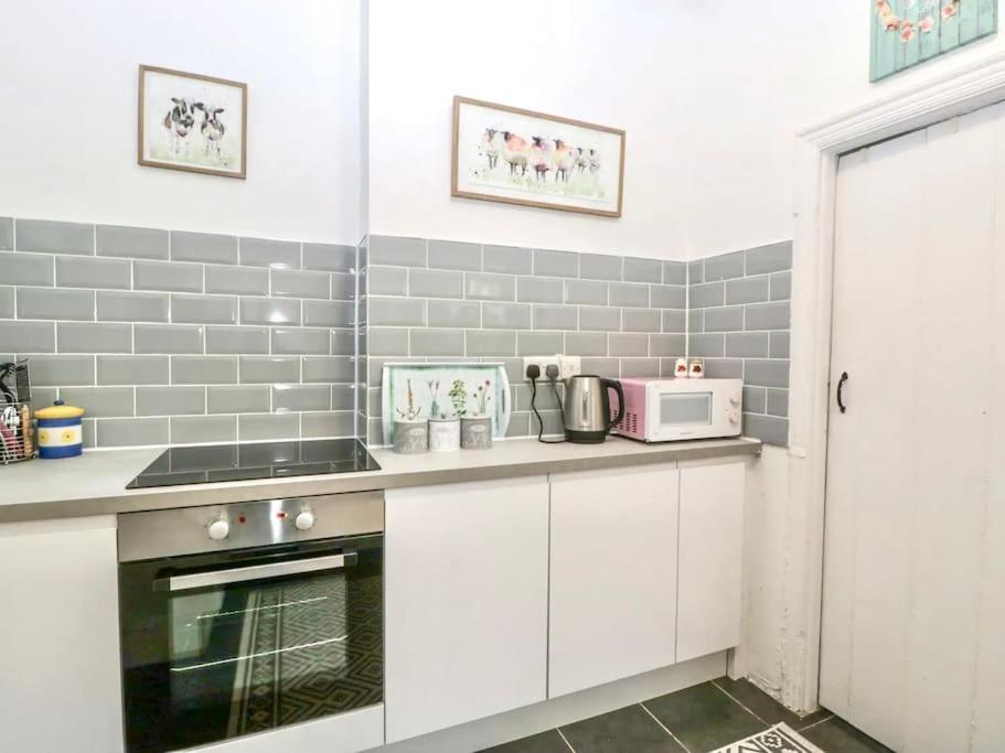 Homely 4 Bedroom Large House Inc Free Parking - Great Location - Fast Wifi - Smart Tv - Sleeps Up To 7! Close To Bournemouth & Poole Town Centre & Sandbanks Eksteriør bilde