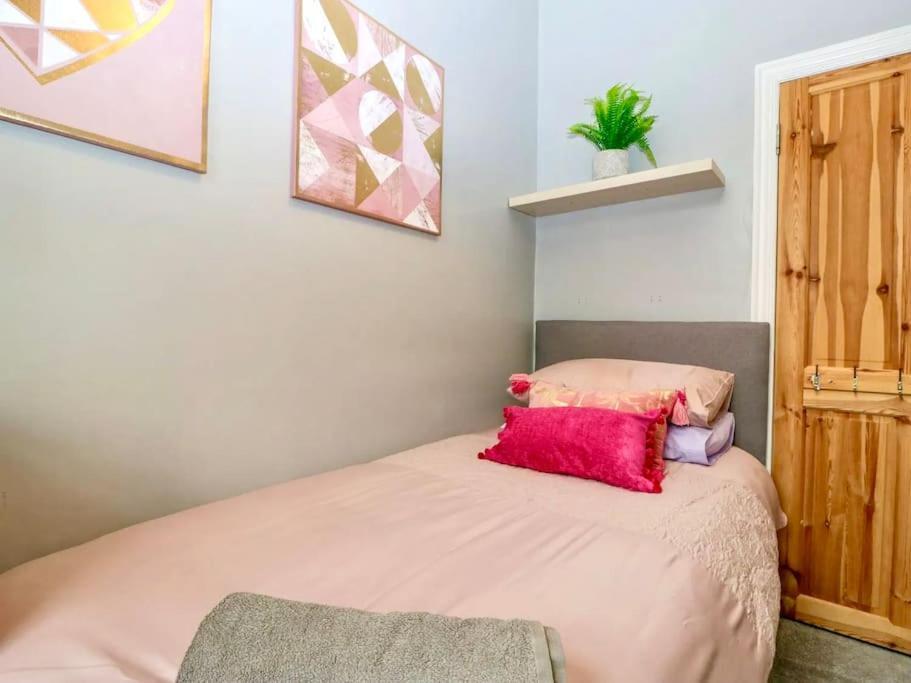 Homely 4 Bedroom Large House Inc Free Parking - Great Location - Fast Wifi - Smart Tv - Sleeps Up To 7! Close To Bournemouth & Poole Town Centre & Sandbanks Eksteriør bilde