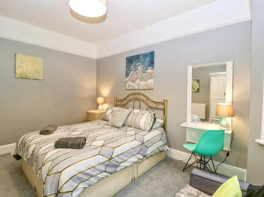 Homely 4 Bedroom Large House Inc Free Parking - Great Location - Fast Wifi - Smart Tv - Sleeps Up To 7! Close To Bournemouth & Poole Town Centre & Sandbanks Eksteriør bilde