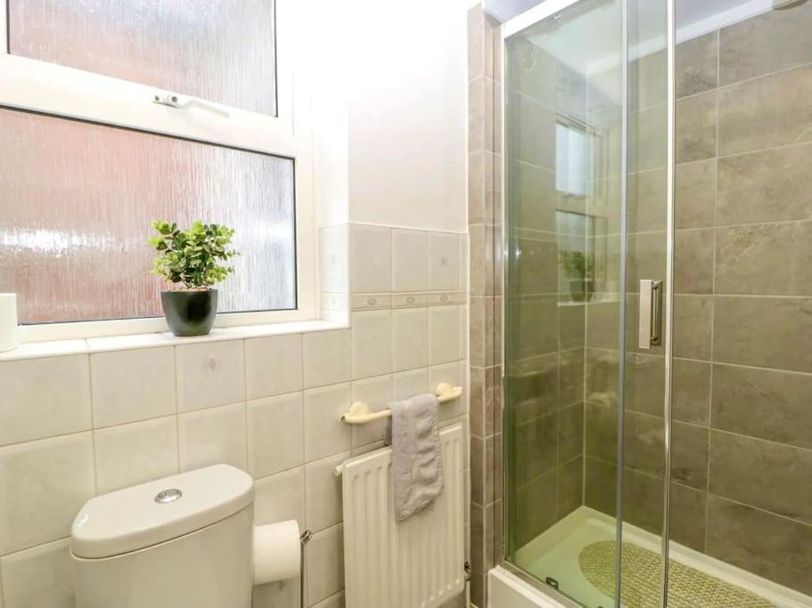 Homely 4 Bedroom Large House Inc Free Parking - Great Location - Fast Wifi - Smart Tv - Sleeps Up To 7! Close To Bournemouth & Poole Town Centre & Sandbanks Eksteriør bilde