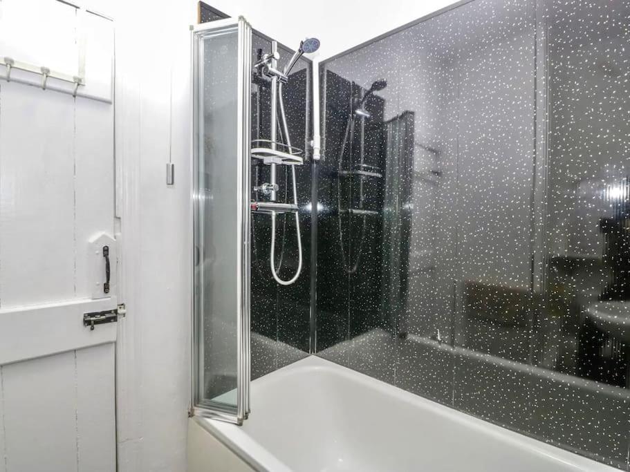 Homely 4 Bedroom Large House Inc Free Parking - Great Location - Fast Wifi - Smart Tv - Sleeps Up To 7! Close To Bournemouth & Poole Town Centre & Sandbanks Eksteriør bilde